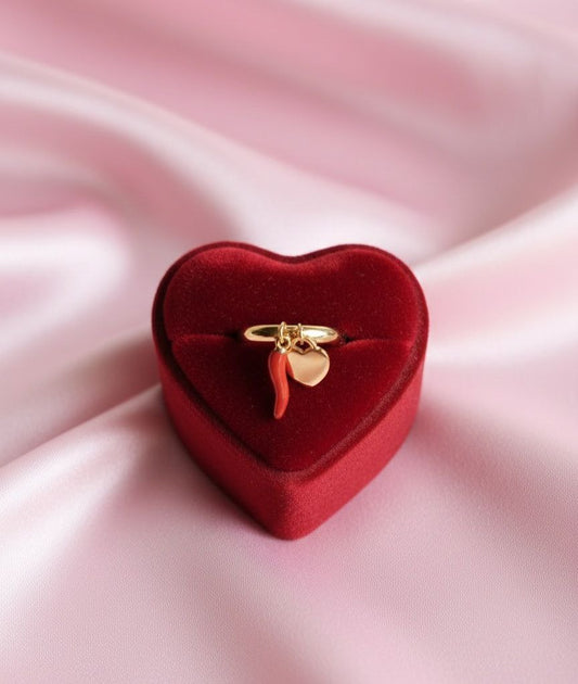 Anello con ciondoli cuore e corno oro