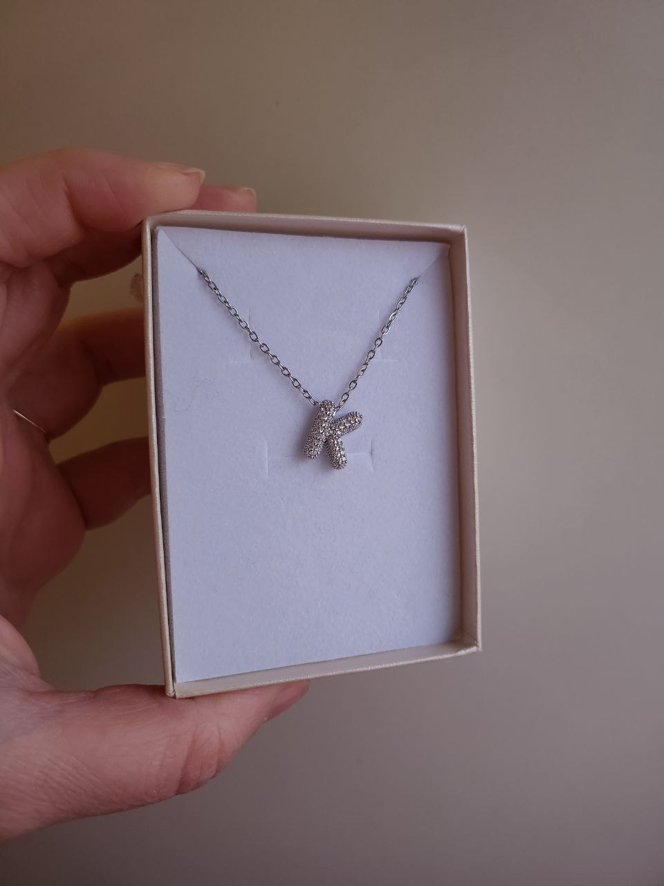 Collana con iniziale strass