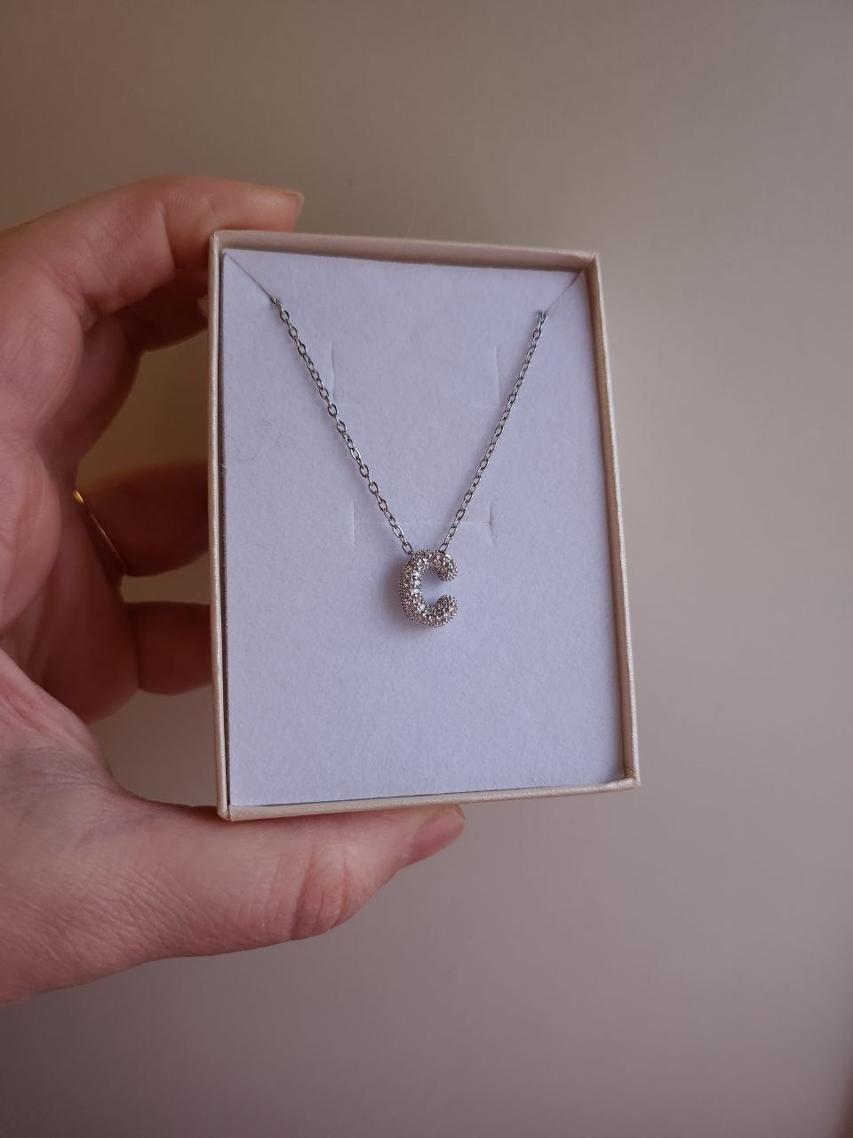 Collana con iniziale strass