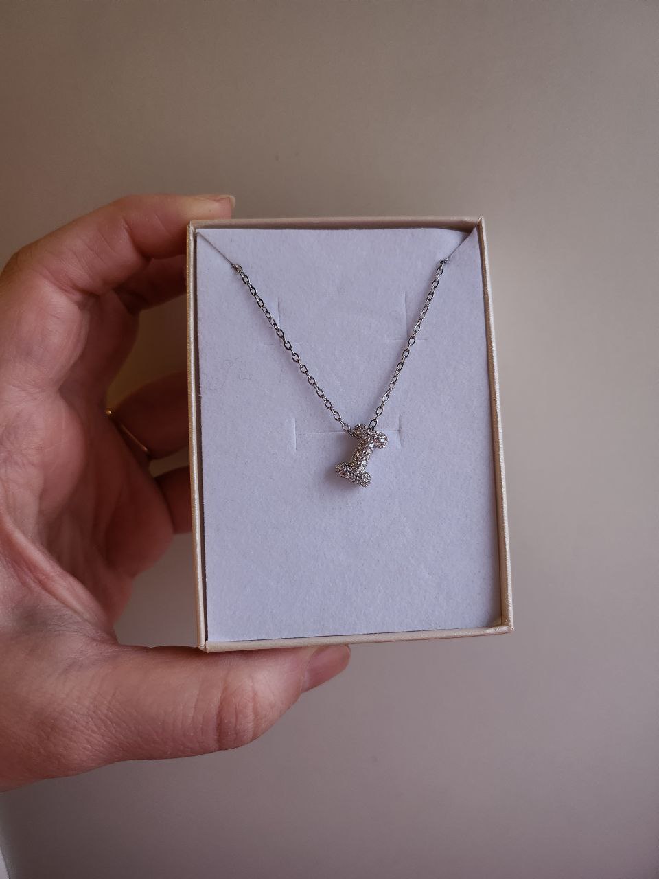 Collana con iniziale strass