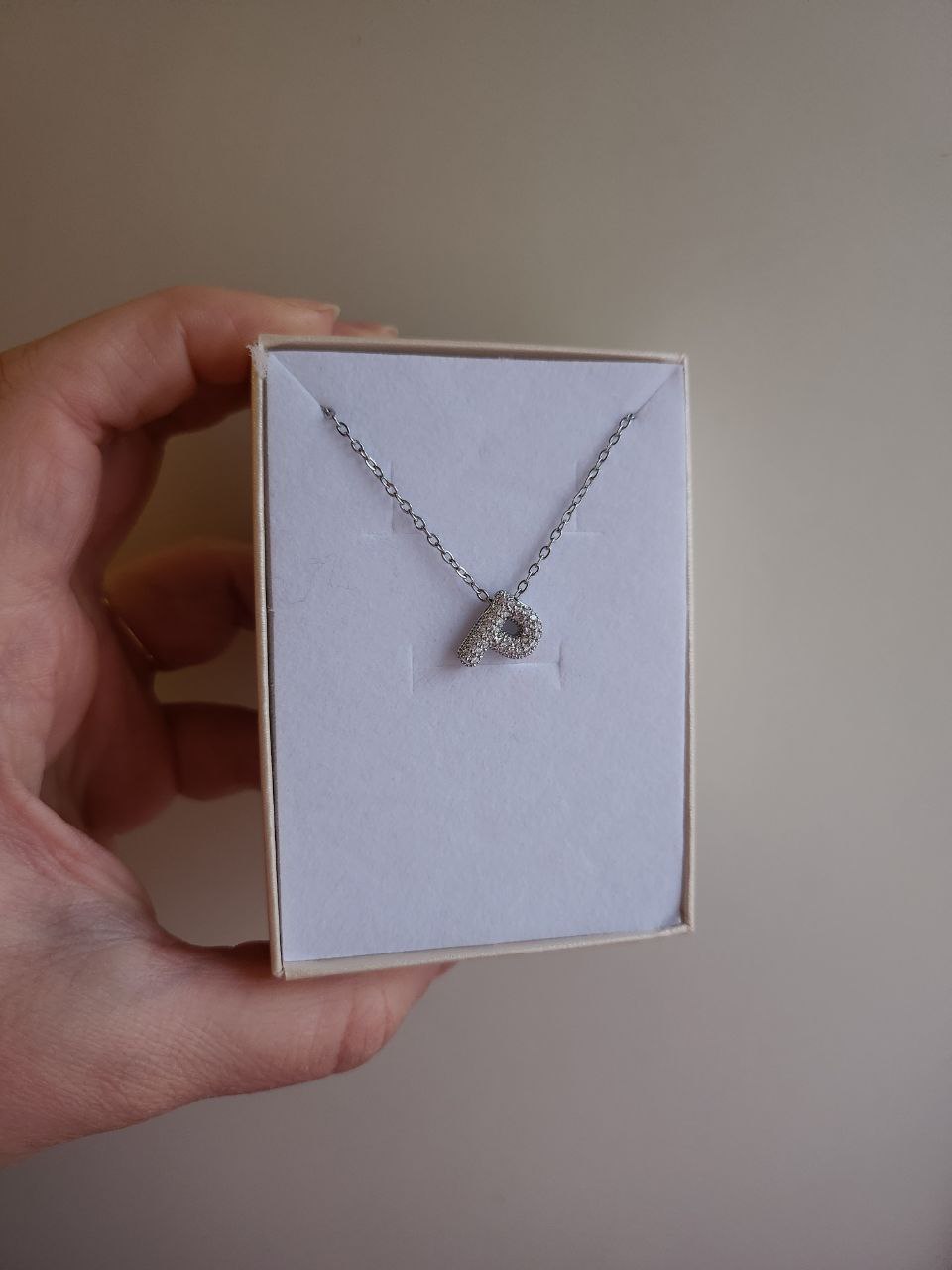 Collana con iniziale strass