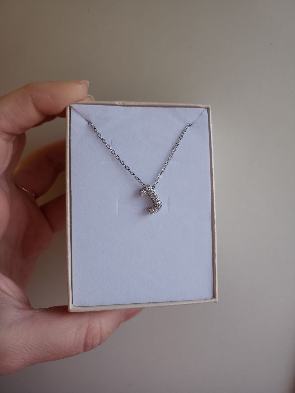 Collana con iniziale strass