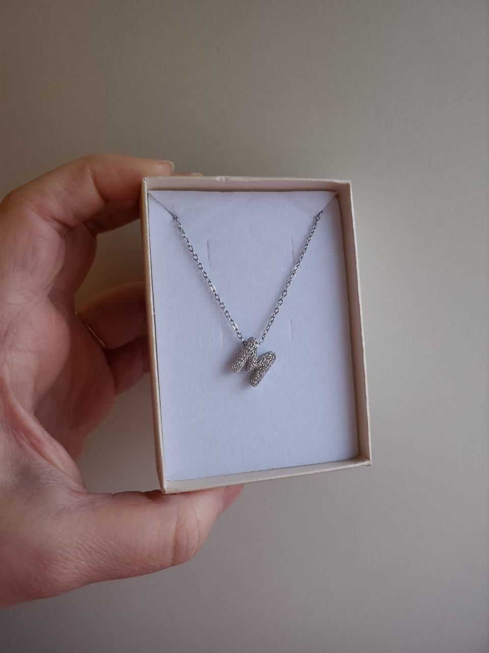 Collana con iniziale strass