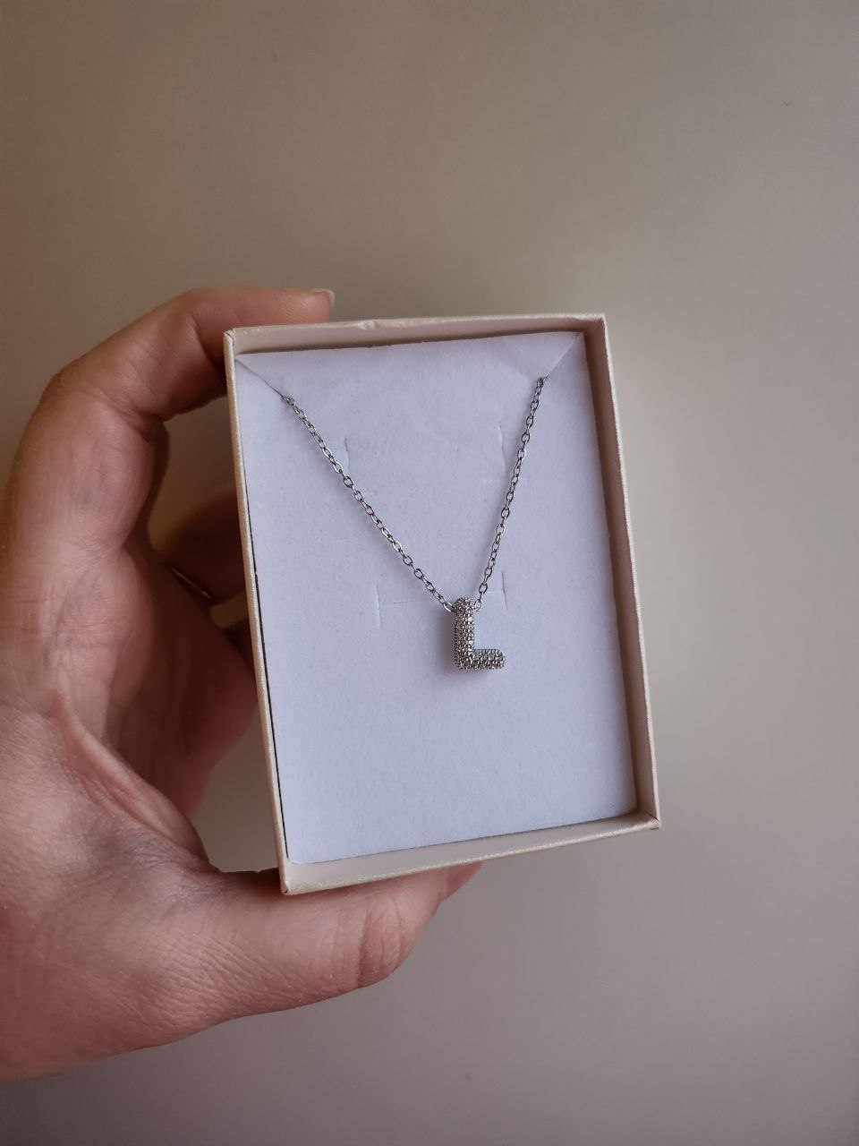Collana con iniziale strass