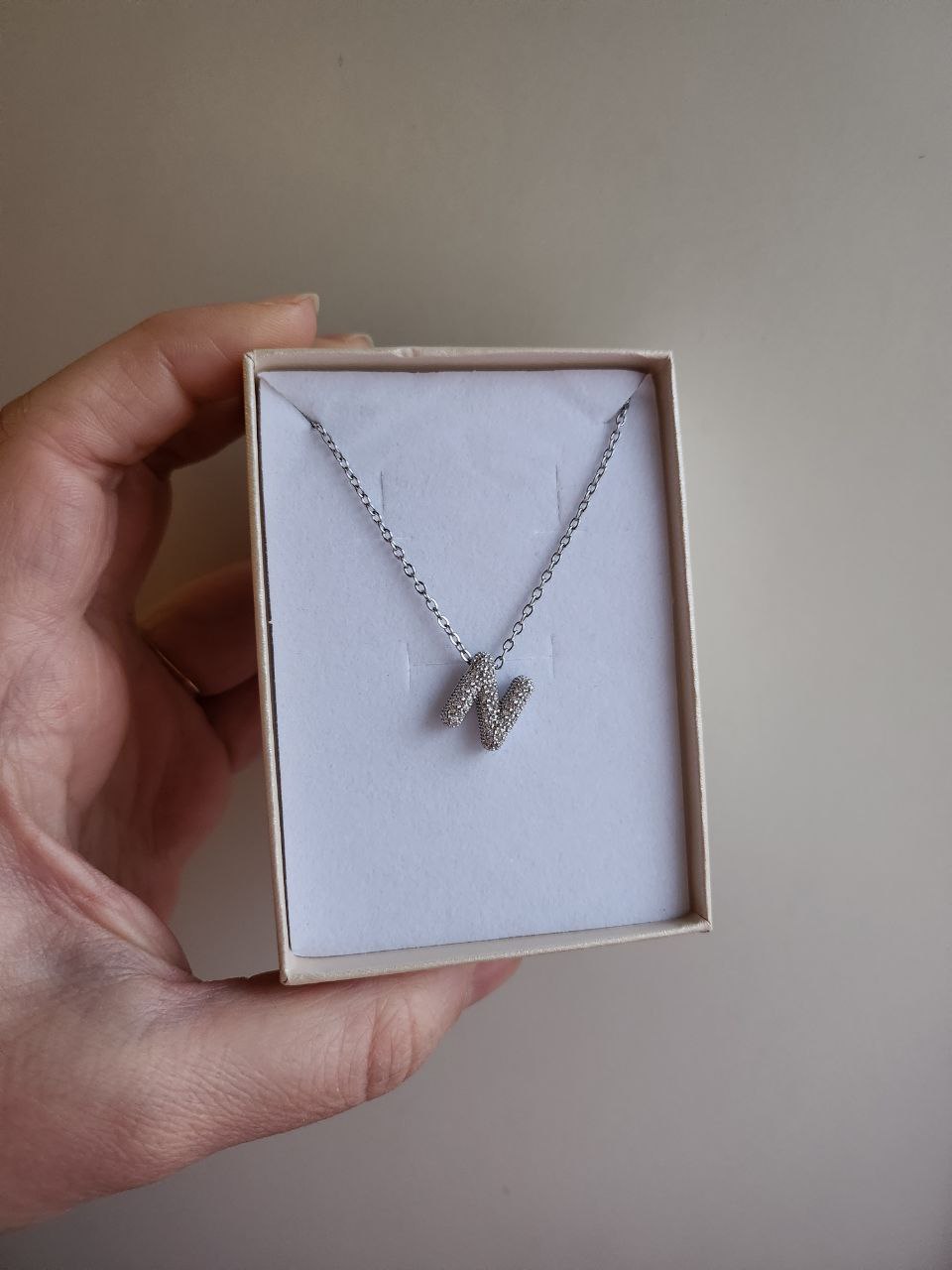 Collana con iniziale strass