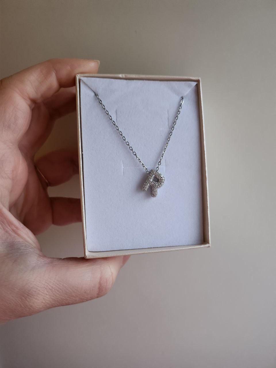 Collana con iniziale strass