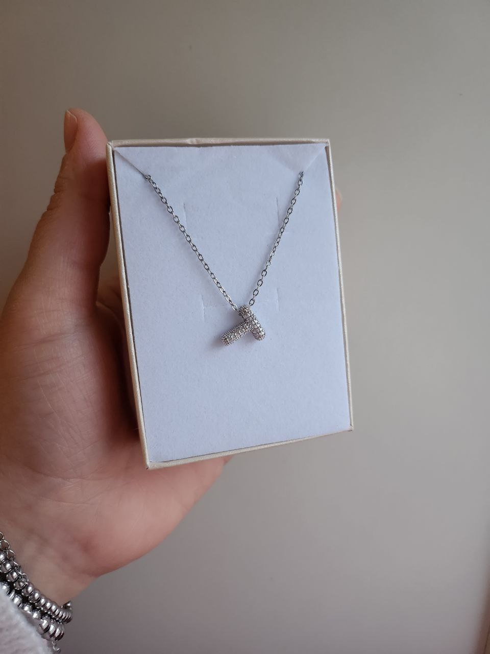 Collana con iniziale strass