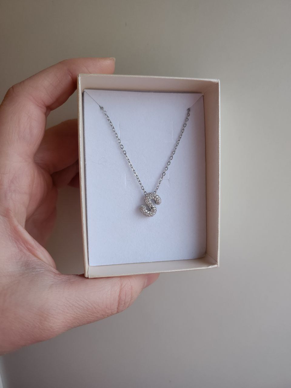 Collana con iniziale strass