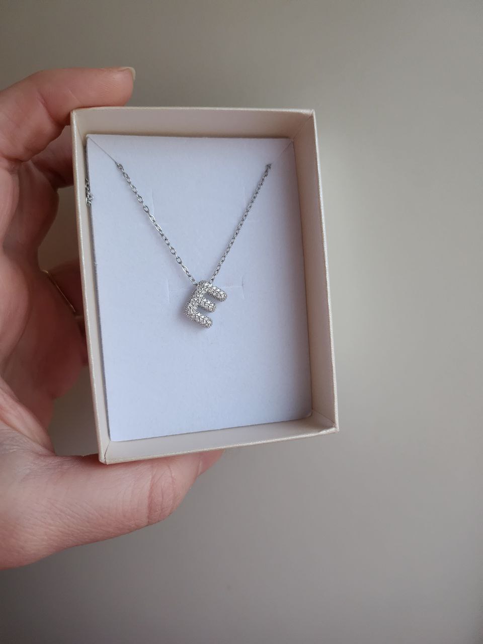 Collana con iniziale strass