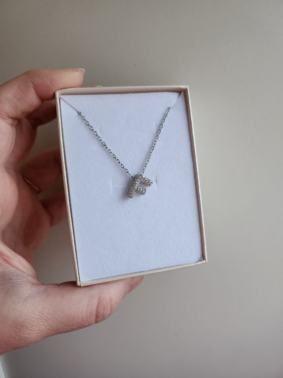 Collana con iniziale strass