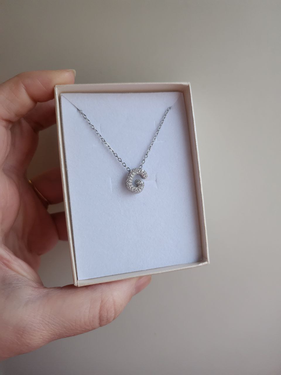 Collana con iniziale strass