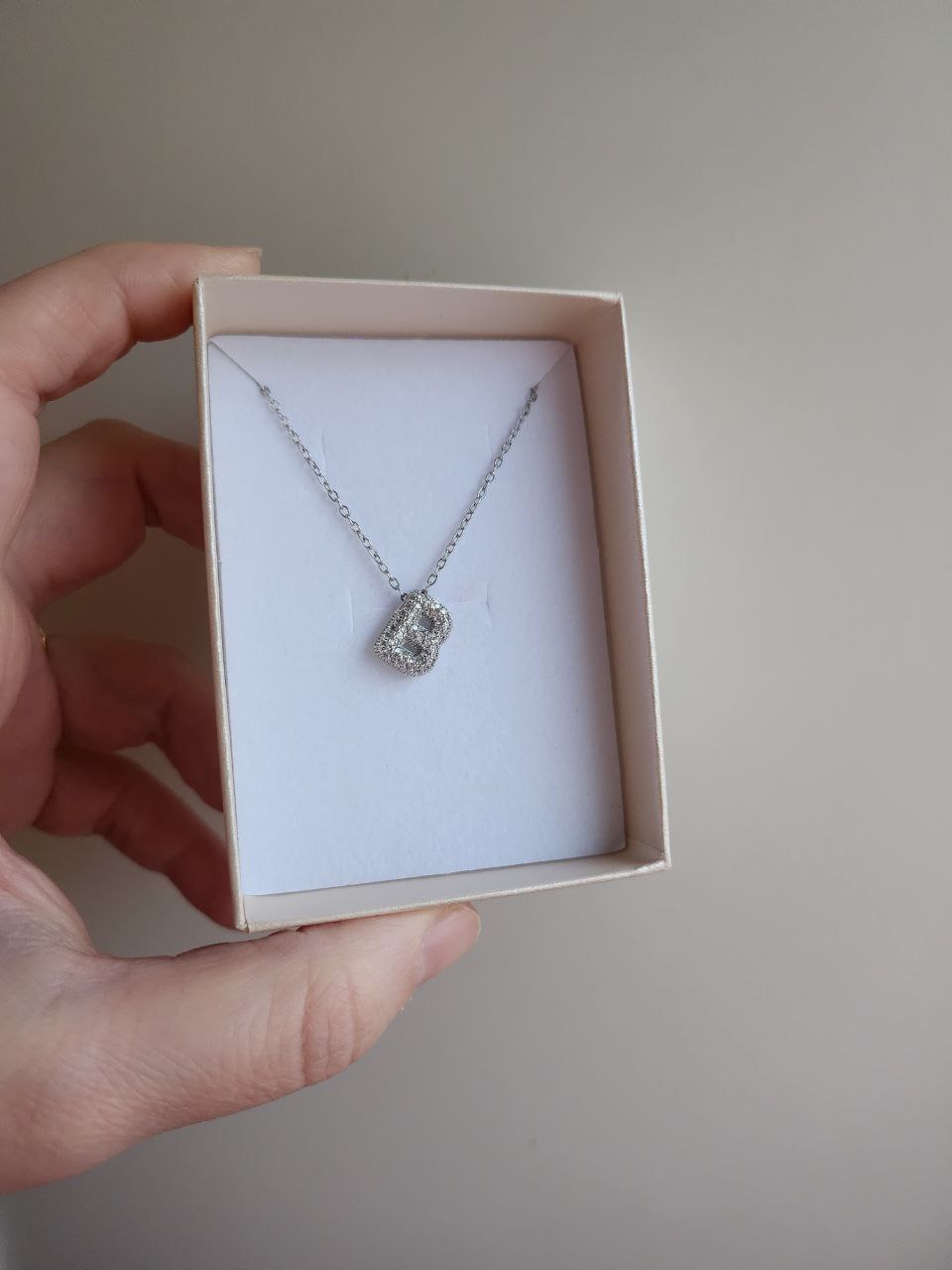 Collana con iniziale strass
