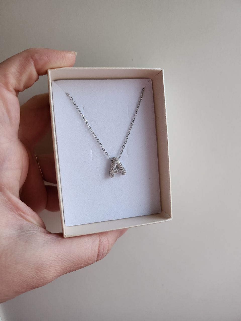 Collana con iniziale strass