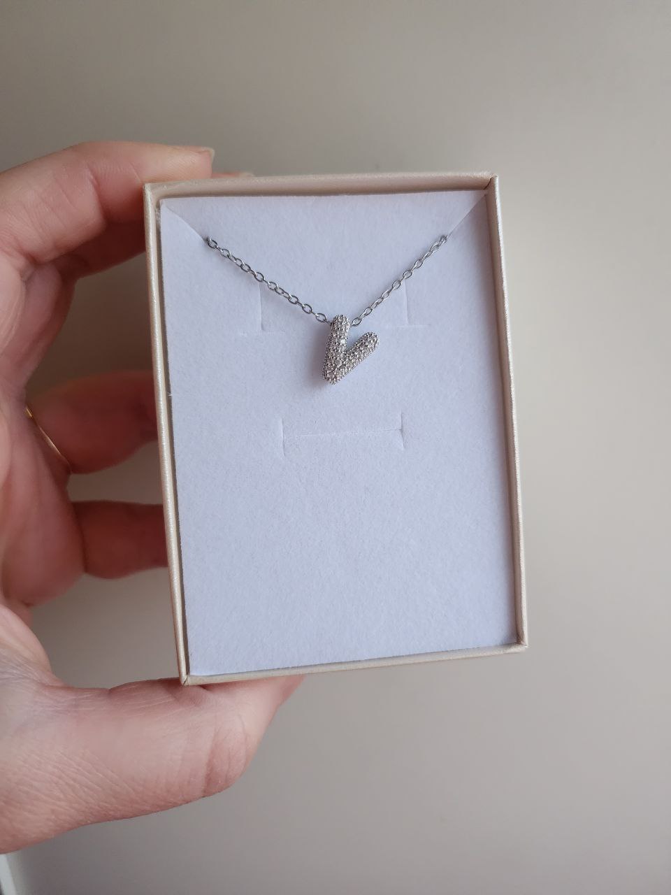 Collana con iniziale strass