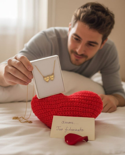 Set da regalare: collana con incisione +  cuscino cuore rosso
