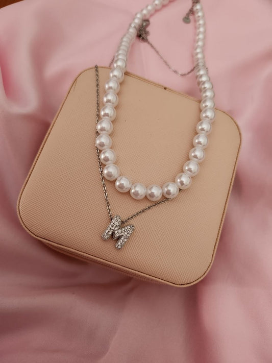 Collana doppia con collana di perle e iniziale