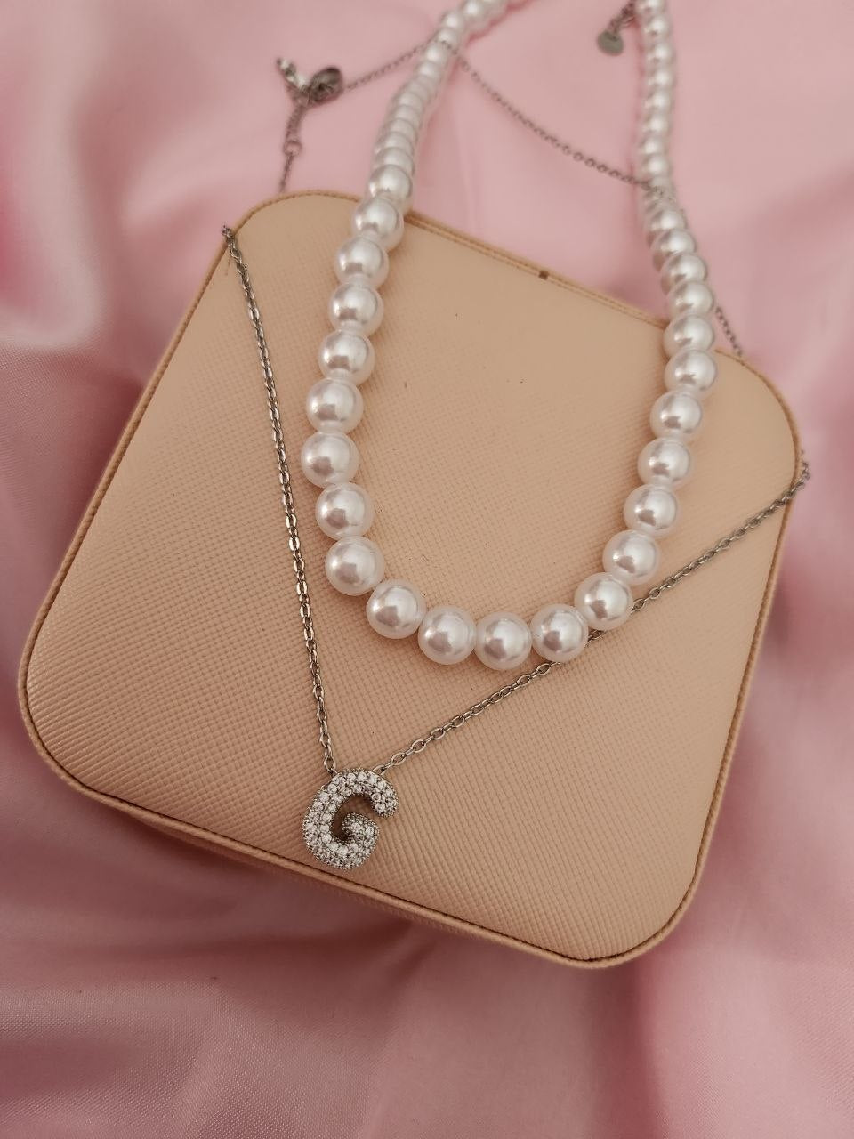 Collana doppia con collana di perle e iniziale