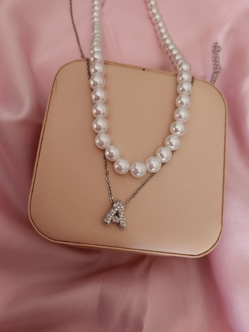 Collana doppia con collana di perle e iniziale